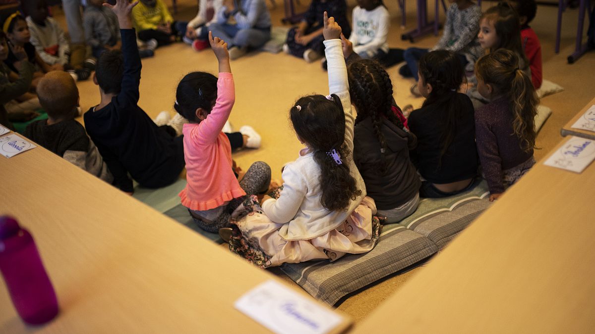 أطفال في قسم الدراسة خلال اليوم الاول من العودة المدرسية في بروكسل. 2020/09/01