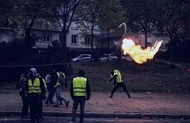پرتاب کوکتل مولوتف توسط یک جلیقه زرد در فرانسه