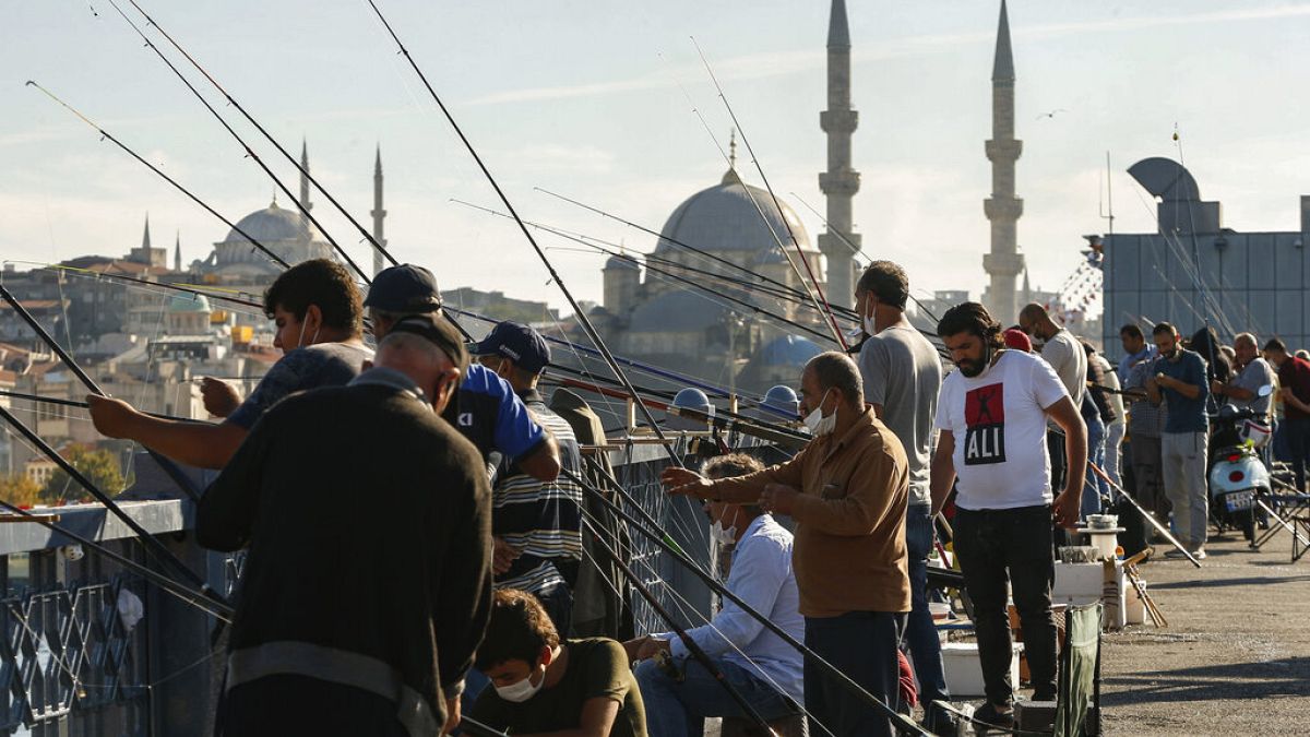 Los pescadores de Estambul, con mascarilla 