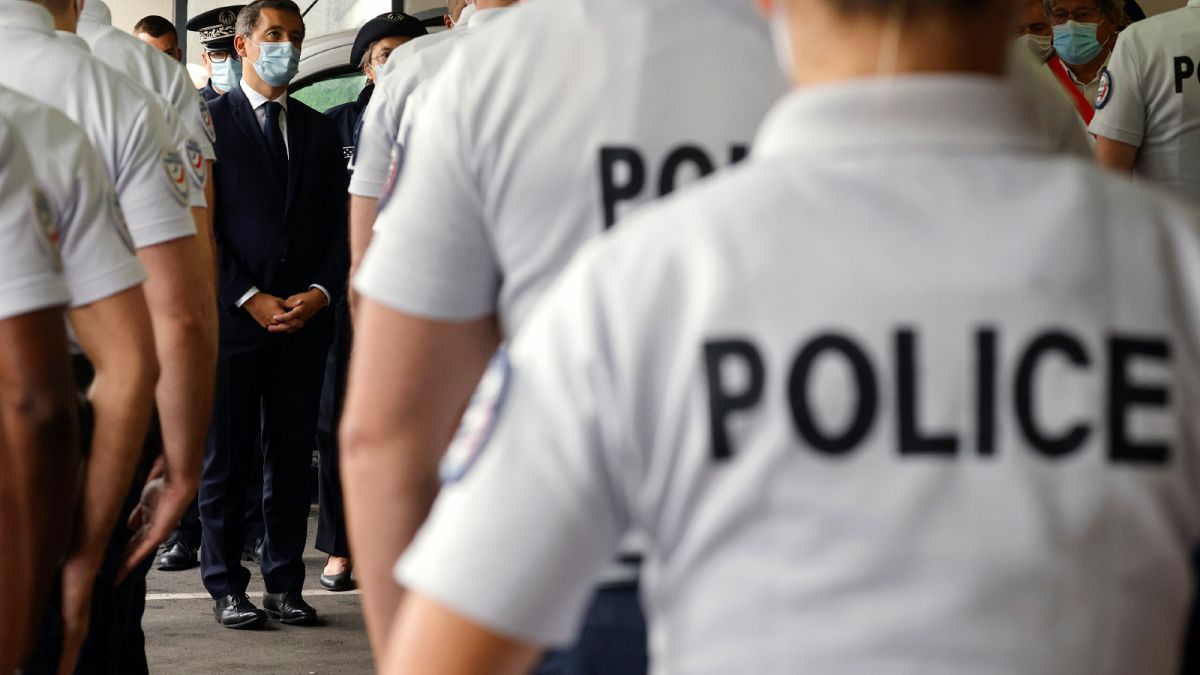 وزير الداخلية الفرنسي جيرالد دارمانان يلتقي برجال الشرطة في سان أوين في 25 سبتمبر 2020.