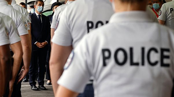 وزير الداخلية الفرنسي جيرالد دارمانان يلتقي برجال الشرطة في سان أوين في 25 سبتمبر 2020. وزير الداخلية الفرنسي جيرالد دارمانان يلتقي برجال الشرطة في سان أوين في 25 سبتمبر 2020.