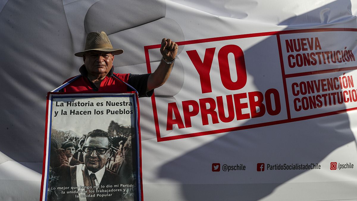 Un hombre con un poster de Salvador Allende se manifiesta a favor de la redacción de una nueva Constitución. Santiago, 26 de febrero de 2020