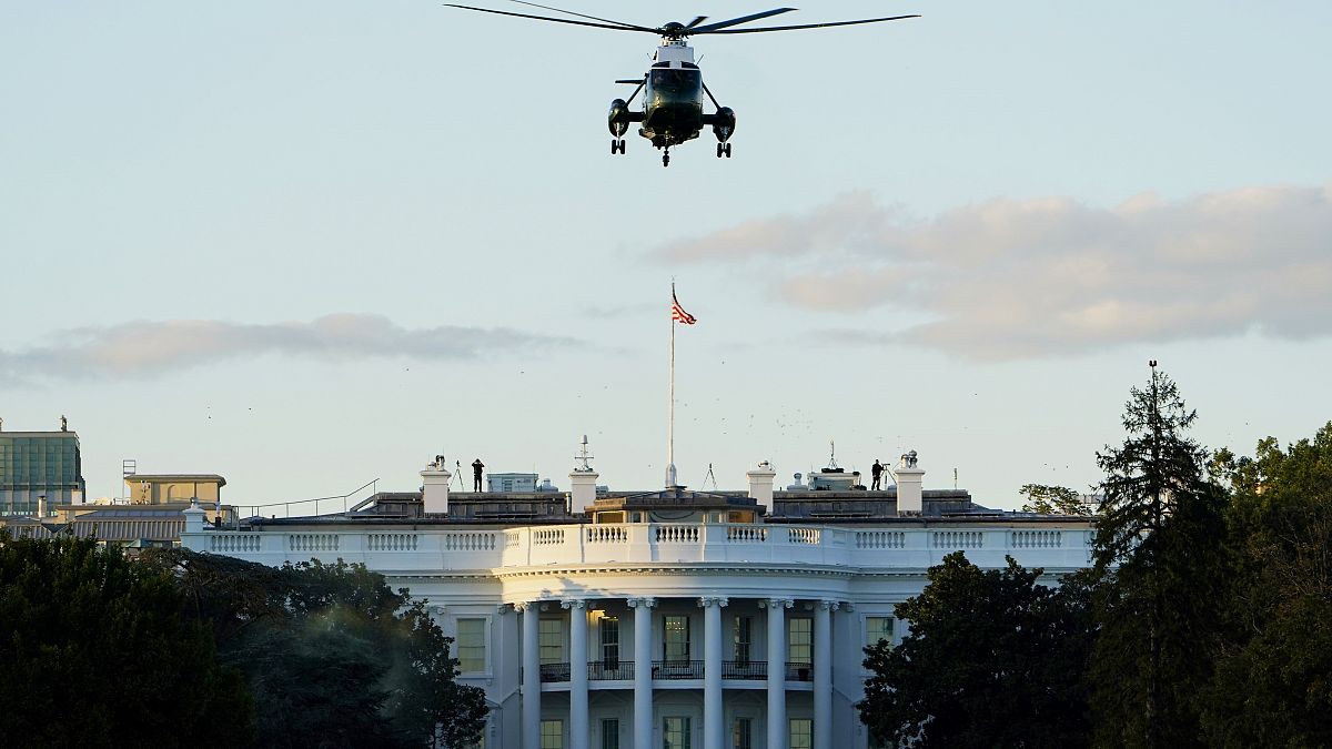Το προεδρικό ελικόπτερο Marine One με το οποίο έγινε η διακομιδή του Ντόναλντ Τραμπ, πάνω από τον Λευκό Οίκο