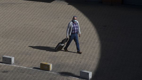 أمام إحدى محطات القطار في مدريد أمام إحدى محطات القطار في مدريد