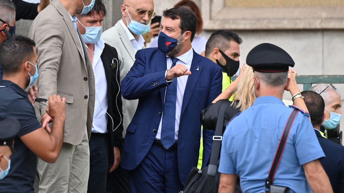 رئيس حزب ليغا اليميني المتطرف، وزير الداخلية الإيطالي السابق ماتيو سالفيني يغادر المحكمة بعد حضور جلسة استماع أولية في كاتانيا، صقلية.