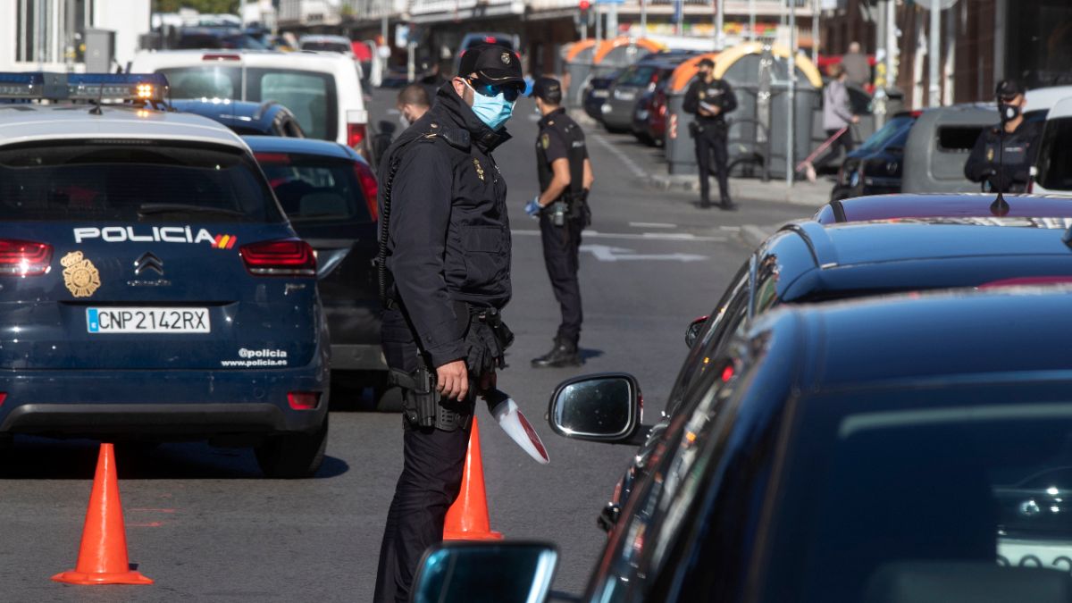 الشرطة تراقب تطبيق الإسبان لقواعد الإغلاق في مدريد