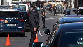 الشرطة تراقب تطبيق الإسبان لقواعد الإغلاق في مدريد