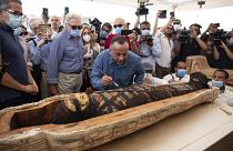 Mostafa Waziri, le secrétaire général du Conseil suprême des antiquités réagit après l'ouverture du sarcophage, à 30 km du Caire, Egypte, le 3 octobre 2020