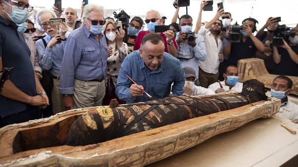 Mostafa Waziri, le secrétaire général du Conseil suprême des antiquités réagit après l'ouverture du sarcophage, à 30 km du Caire, Egypte, le 3 octobre 2020 Mostafa Waziri, le secrétaire général du Conseil suprême des antiquités réagit après l'ouverture du sarcophage, à 30 km du Caire, Egypte, le 3 octobre 2020