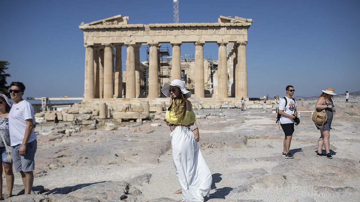 سياح في أثينا أمام معبد الـ"بارثينون"