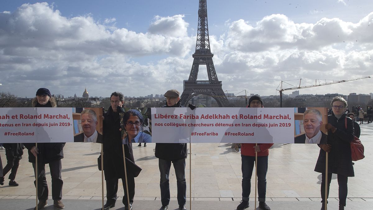 وقفة في باريس مطالبة بإطلاق سراح الباحثة فاريبا عادلخاه