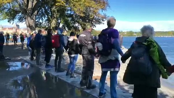 Maszkellenes tüntetők állták körbe az Ausztriával és Svájccal határos Boden-tavat. Maszkellenes tüntetők állták körbe az Ausztriával és Svájccal határos Boden-tavat.