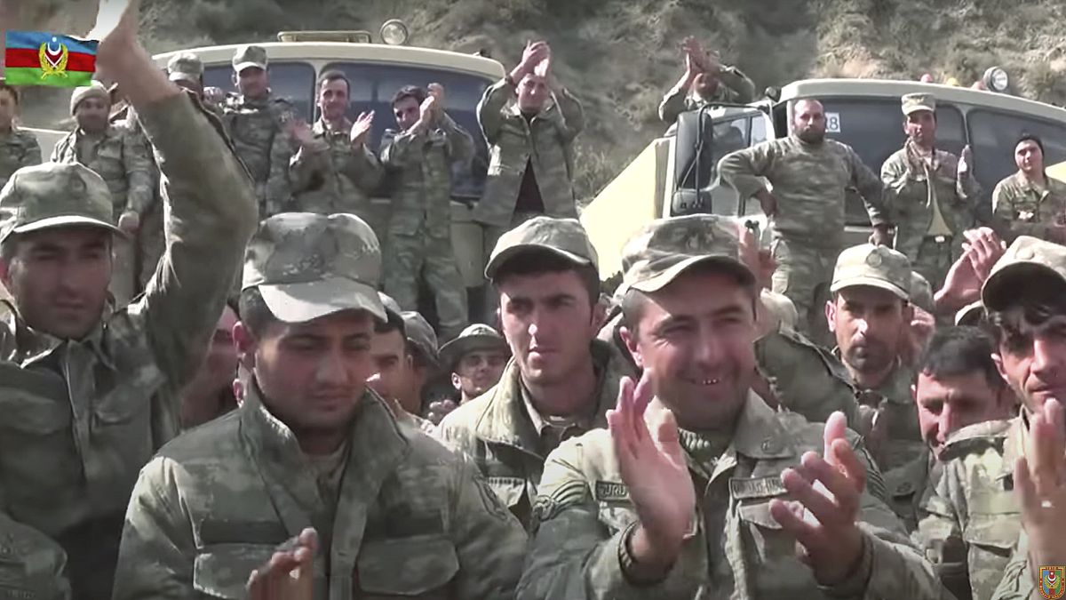 الجنود الأذريون في اجتماع مع الضباط أثناء القتال مع قوات جمهورية ناغورني قره باغ المزعومة في أذربيجان
