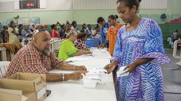Los 304 colegios electorales de Nueva Caledonia han abierto sus puertas a las 08.00 hora local del domingo para la votación del segundo referéndum sobre la independencia. Los 304 colegios electorales de Nueva Caledonia han abierto sus puertas a las 08.00 hora local del domingo para la votación del segundo referéndum sobre la independencia.
