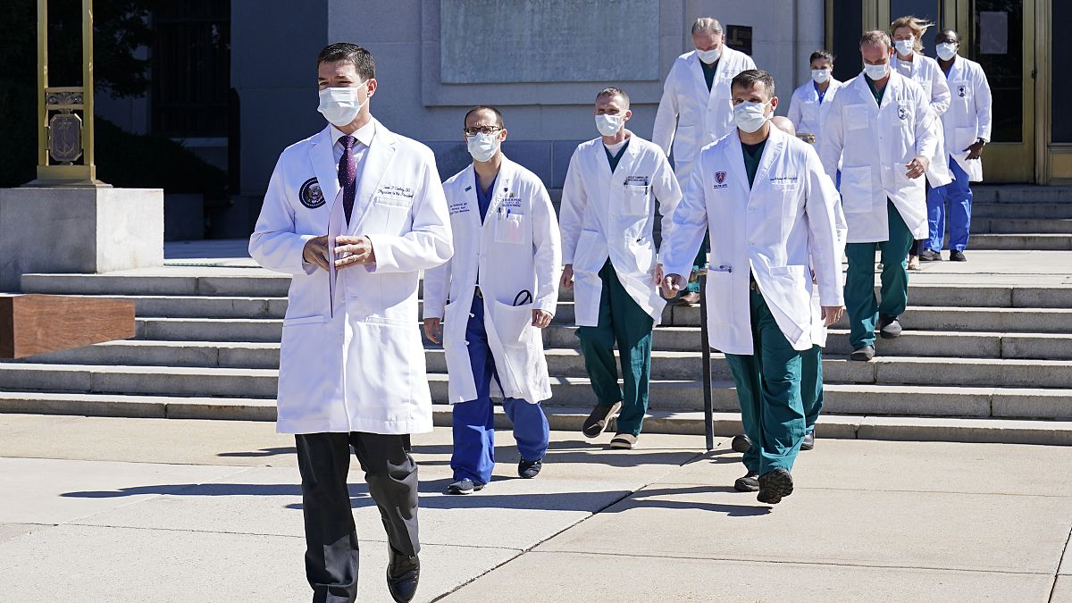 Dr. Sean Conley, der Arzt von Präsident Donald Trump, mit einem Ärzteteam vor dem Walter Reed National Military Medical Center in Bethesda