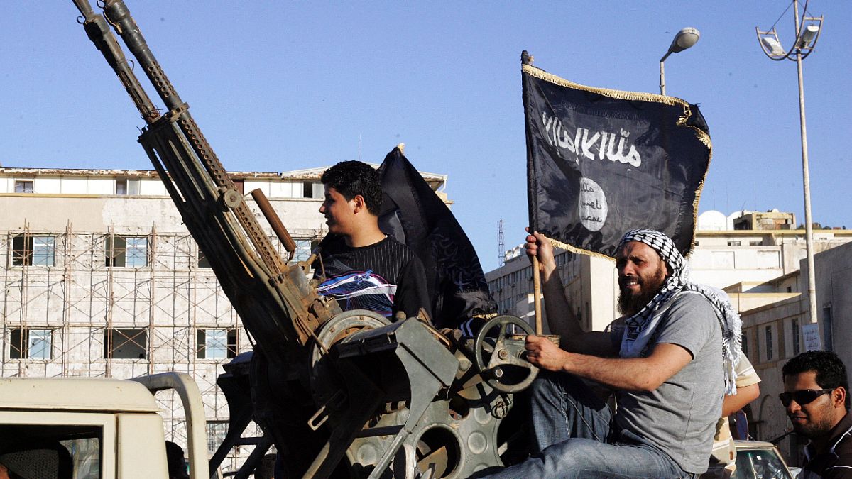 مقاتلون تابعون لتنظيم الدولة الإسلامية