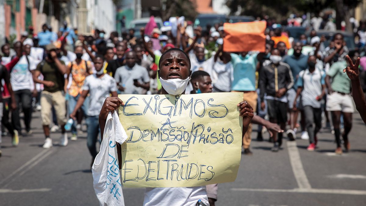 Cerca de 100 manifestantes marcharam em Luanda para exigir a demissão de Edeltrudes Costa