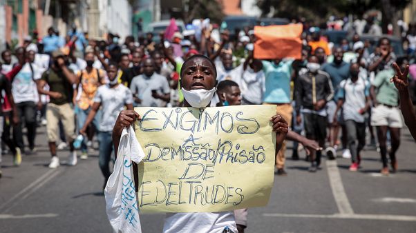Cerca de 100 manifestantes marcharam em Luanda para exigir a demissão de Edeltrudes Costa Cerca de 100 manifestantes marcharam em Luanda para exigir a demissão de Edeltrudes Costa