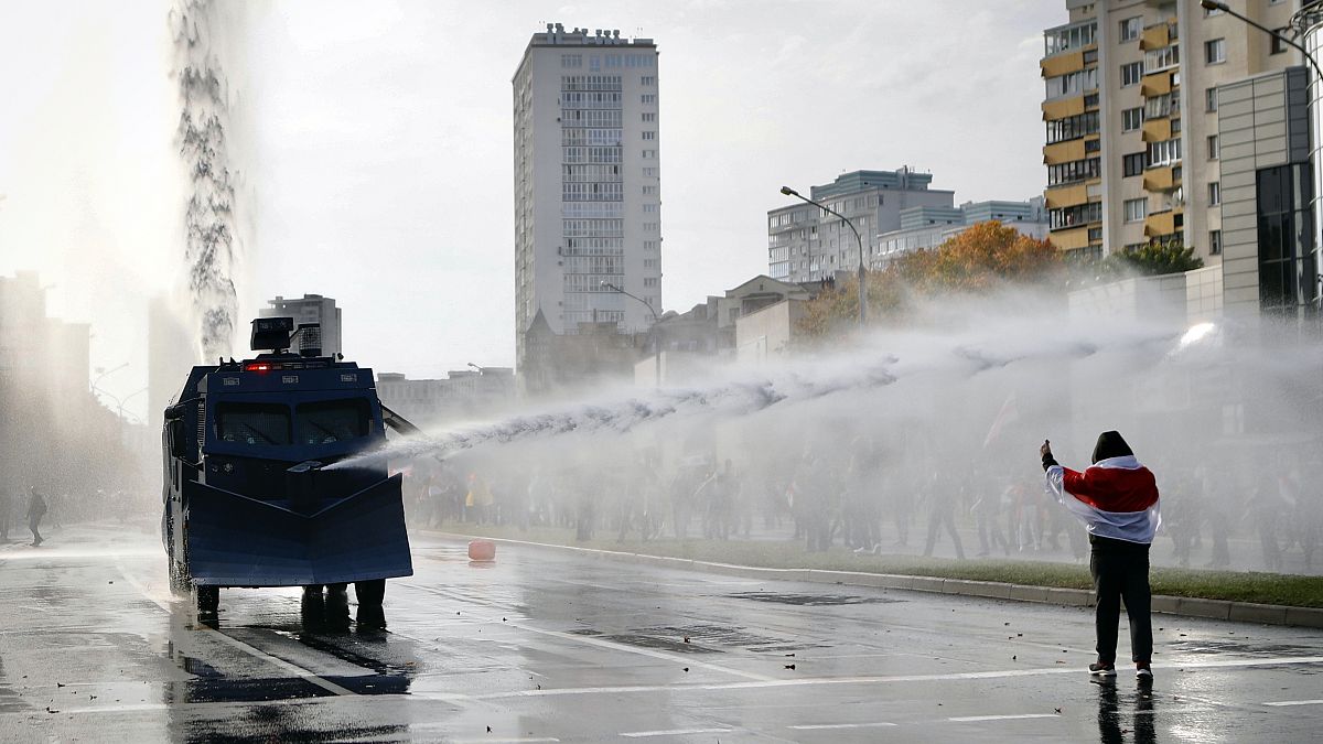 آلية تابعة للشرطة البيلاروسية ترش المياه على متظاهر 