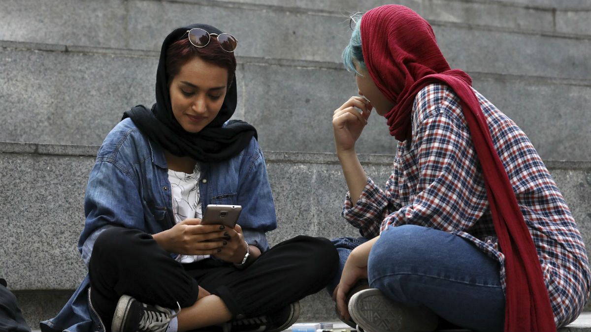 استفاده از اپلیکیشن‌های ارتباطی نصب شده بر روی گوشی هوشمند توسط دو دختر جوان در تهران