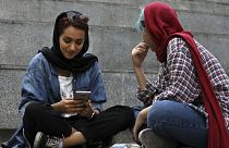 استفاده از اپلیکیشن‌های ارتباطی نصب شده بر روی گوشی هوشمند توسط دو دختر جوان در تهران