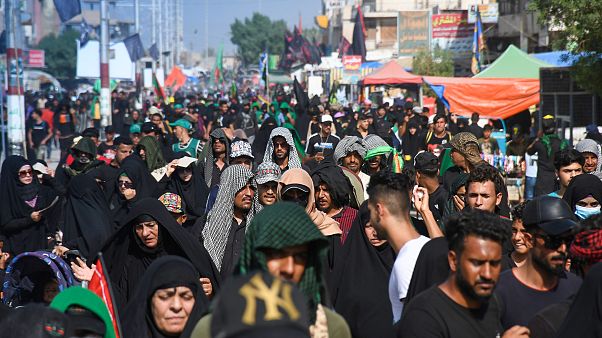 Irak'ta 'Erbain Merasimi'ne Covid-19'a rağmen onbinlerce kişi katıldı Irak'ta 'Erbain Merasimi'ne Covid-19'a rağmen onbinlerce kişi katıldı