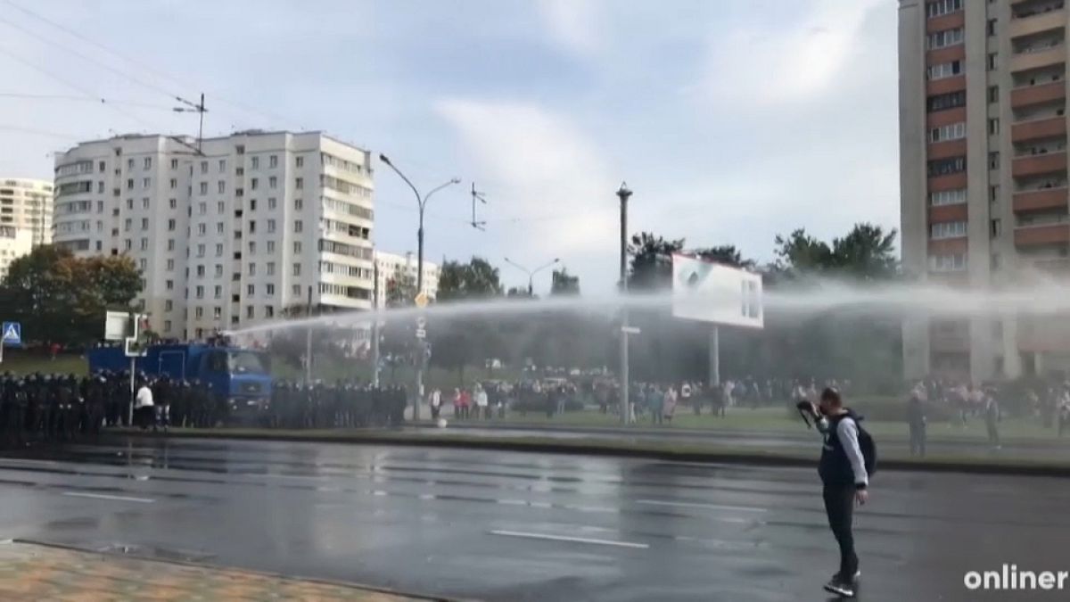 Wasserwerfer gegen Demonstranten