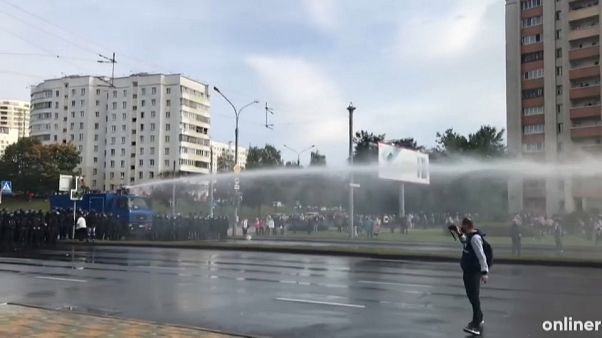 Wasserwerfer gegen Demonstranten Wasserwerfer gegen Demonstranten