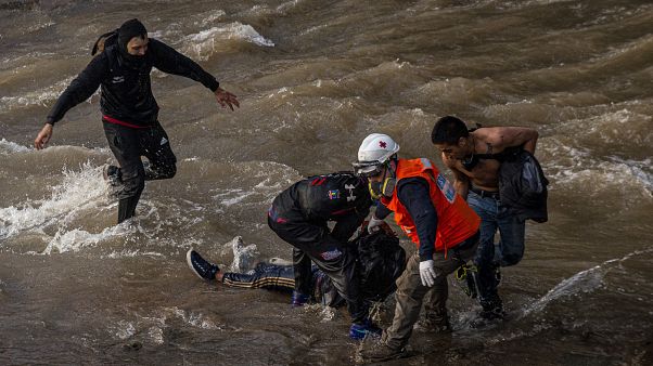 Un grupo de manifestantes socorre al adolescente que quedó tendido y sin conocimiento en el río Mapocho Un grupo de manifestantes socorre al adolescente que quedó tendido y sin conocimiento en el río Mapocho