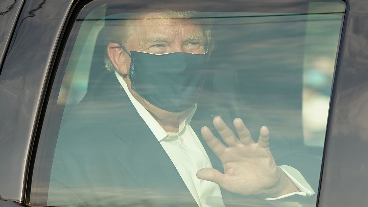 Trump in schwarzem Regierungs-SUV vor Walter Reed Medical Center in Bethesda (Maryland) 4. Oktober 2020 