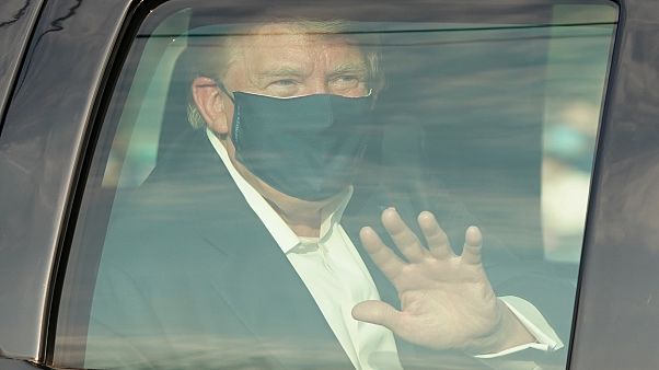 Trump in schwarzem Regierungs-SUV vor Walter Reed Medical Center in Bethesda (Maryland) 4. Oktober 2020 Trump in schwarzem Regierungs-SUV vor Walter Reed Medical Center in Bethesda (Maryland) 4. Oktober 2020