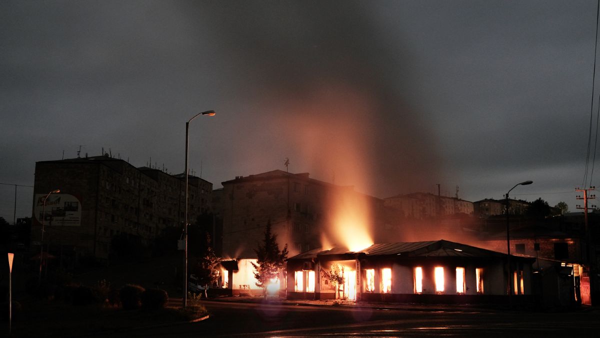 مبنى في منطقة سكنية يحترق بعد قصف ليلي من المدفعية الأذربيجانية خلال النزاع العسكري