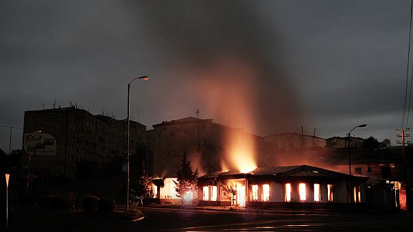 مبنى في منطقة سكنية يحترق بعد قصف ليلي من المدفعية الأذربيجانية خلال النزاع العسكري مبنى في منطقة سكنية يحترق بعد قصف ليلي من المدفعية الأذربيجانية خلال النزاع العسكري