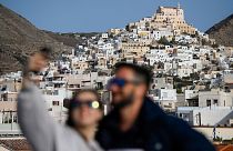 Des touristes prenant un selfie sur l'île grecque de Mykonos, le 4 octobre 2020