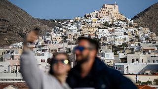 Des touristes prenant un selfie sur l'île grecque de Mykonos, le 4 octobre 2020 