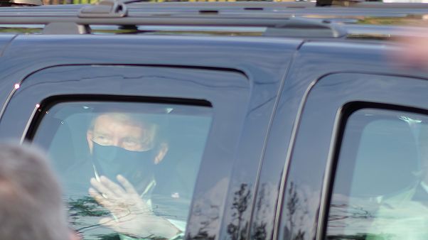 Koronavirüse yakalanan ABD Başkanı Donald Trump, 3 gündür hastane önünde kendisini destekleyen kalabalığı makam aracından selamladı Koronavirüse yakalanan ABD Başkanı Donald Trump, 3 gündür hastane önünde kendisini destekleyen kalabalığı makam aracından selamladı