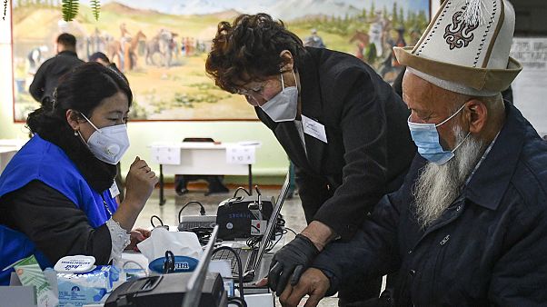 Kırgızistan'da 4 siyasi parti yüzde 7'lik barajı aşarak 120 sandalyeli meclise girmeye hak kazandı Kırgızistan'da 4 siyasi parti yüzde 7'lik barajı aşarak 120 sandalyeli meclise girmeye hak kazandı