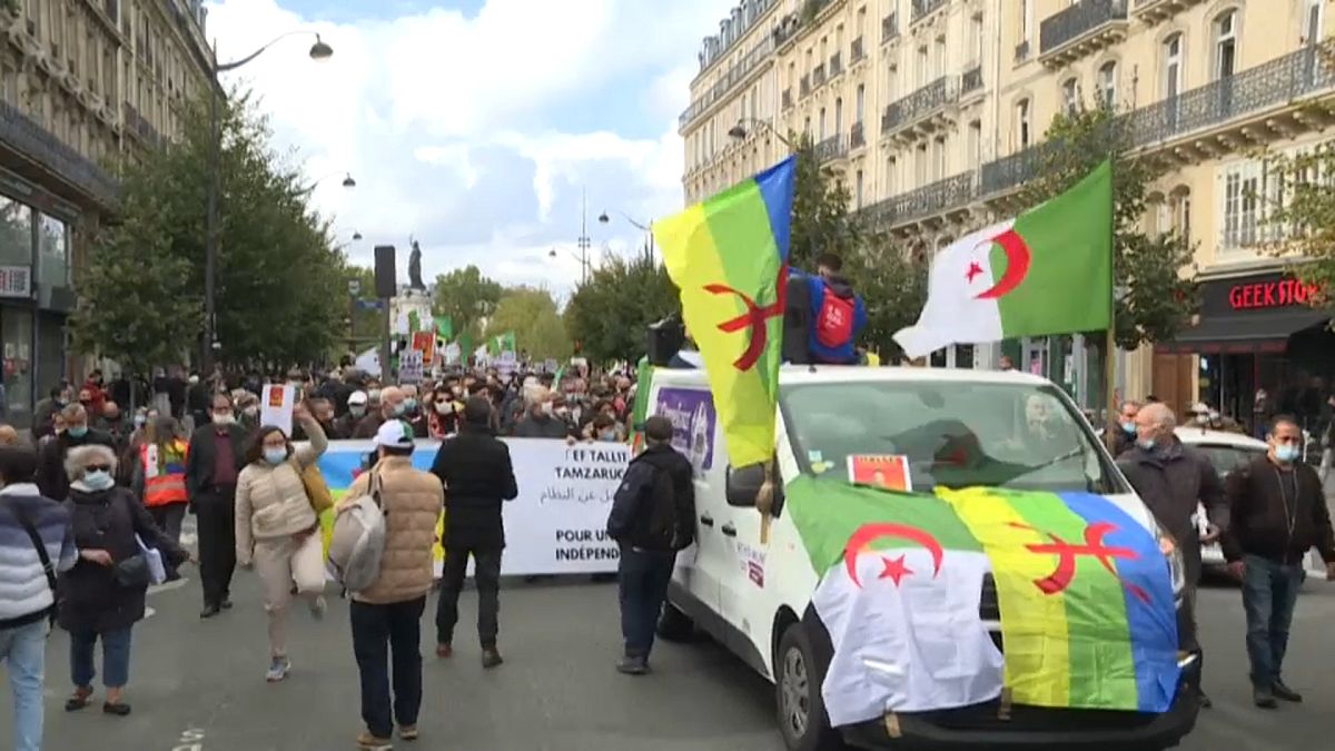جزائريون يتظاهرون في فرنسا 