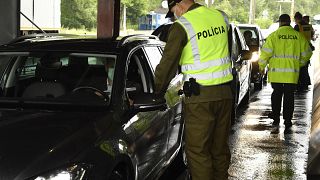Rendőrök ellenőrzik a személyforgalmat a vámosszabadi határátkelőhelyen, a magyar-szlovák határon 2020. június 5-én