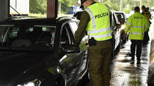 Rendőrök ellenőrzik a személyforgalmat a vámosszabadi határátkelőhelyen, a magyar-szlovák határon 2020. június 5-én Rendőrök ellenőrzik a személyforgalmat a vámosszabadi határátkelőhelyen, a magyar-szlovák határon 2020. június 5-én