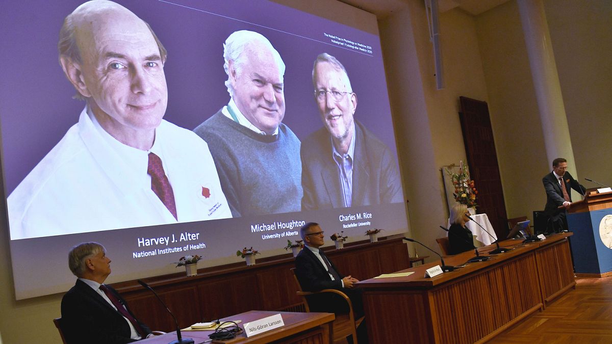Les noms des trois lauréats du Nobel 2020 de médecine après avoir été révélés à l'Institut Karolinska de Stockholm, le 5 octobre 2020