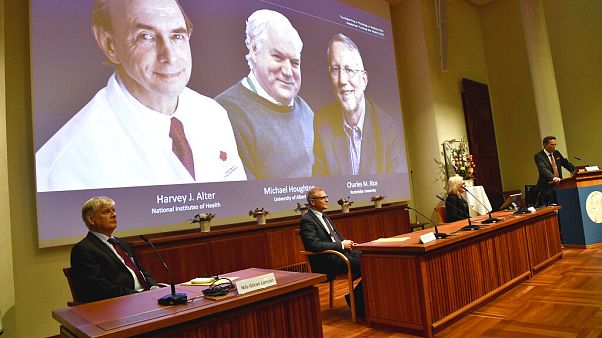 Anuncio de los laureados del Nobel de Medicina de 2020. Harvey J. Alter, a la izquierda en la pantalla, Michael Houghton, en el centro, y Charles M. Rice Anuncio de los laureados del Nobel de Medicina de 2020. Harvey J. Alter, a la izquierda en la pantalla, Michael Houghton, en el centro, y Charles M. Rice