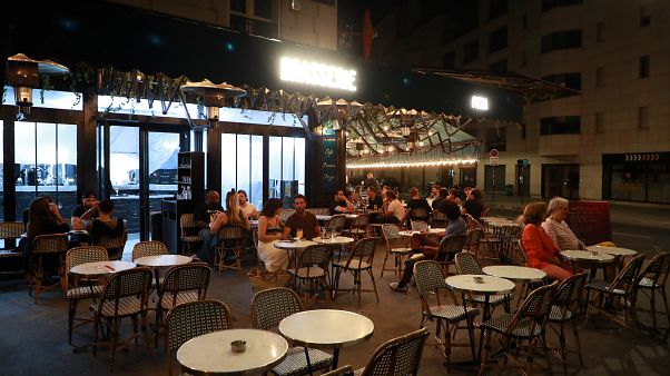 Fransa'nın başkenti Paris'te bir cafe Fransa'nın başkenti Paris'te bir cafe