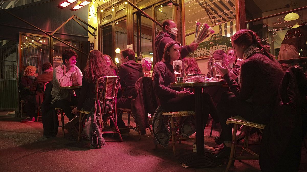 В Париже закрывают бары