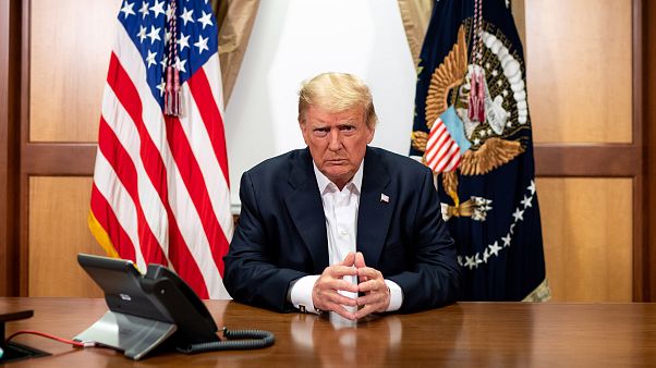 A Fehér Ház sajtószolgálatDonald Trump telefonon beszél Mike Pence alelnökkel a Bethesdában lévő Walter Reed katonai kórház konferenciatermében 2020. október 4-én A Fehér Ház sajtószolgálatDonald Trump telefonon beszél Mike Pence alelnökkel a Bethesdában lévő Walter Reed katonai kórház konferenciatermében 2020. október 4-én