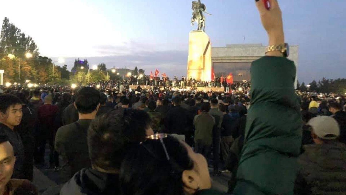 Yönetimi protesto eden Kırgızlar başkent Bişkek'in en büyük meydanında toplandı
