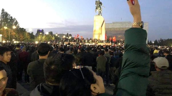 Yönetimi protesto eden Kırgızlar başkent Bişkek'in en büyük meydanında toplandı Yönetimi protesto eden Kırgızlar başkent Bişkek'in en büyük meydanında toplandı