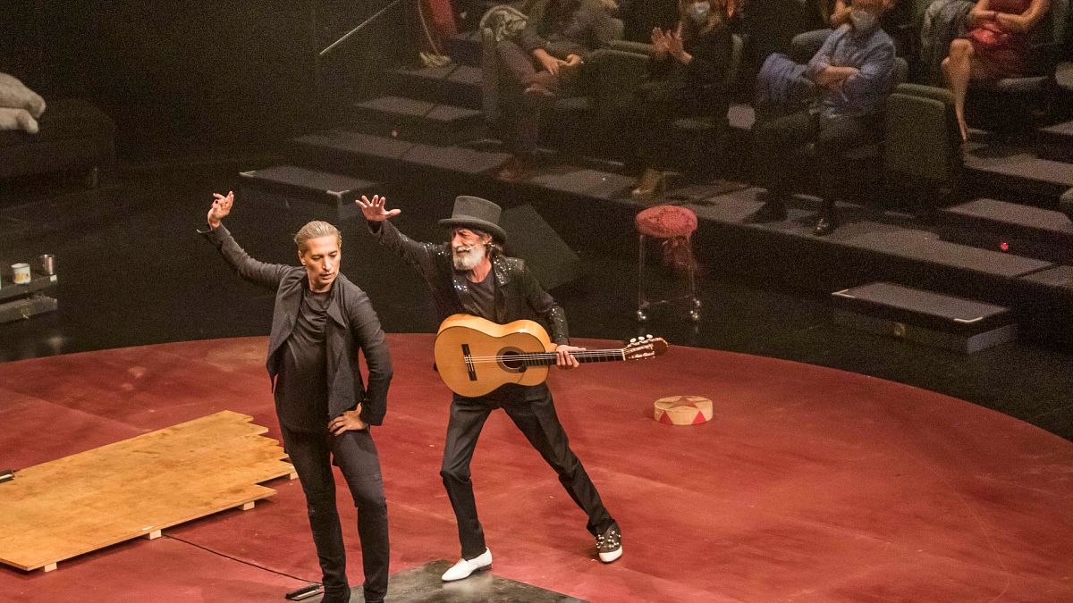 Israel Galván y el guitarrista Caracafé interpretan el espectáculo “Gatomaquia” en la Bienal de Flamenco de Sevilla.