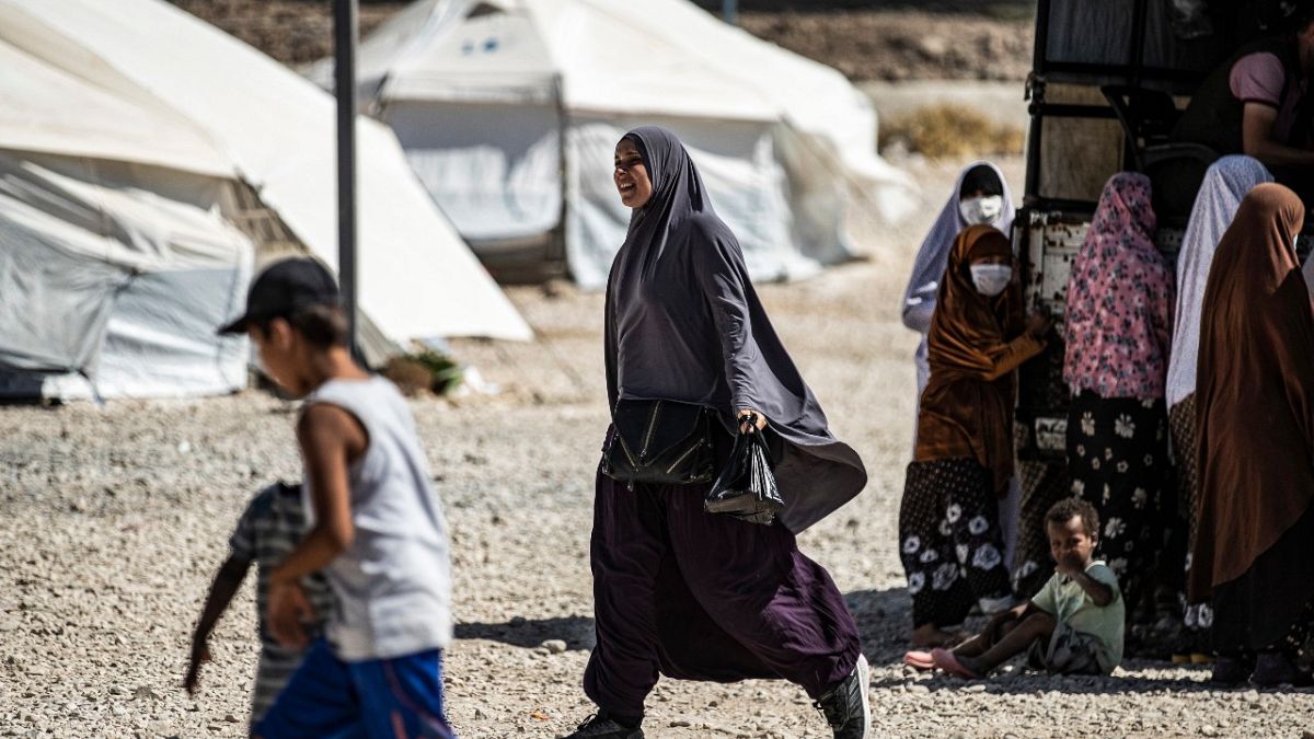 الإدارة الذاتية الكردية ستسمح للسوريين بمغادرة مخيم الهول المكتظ