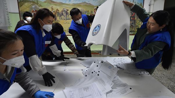 Operazioni di spoglio in un seggio elettorale in Kirghizistan Operazioni di spoglio in un seggio elettorale in Kirghizistan